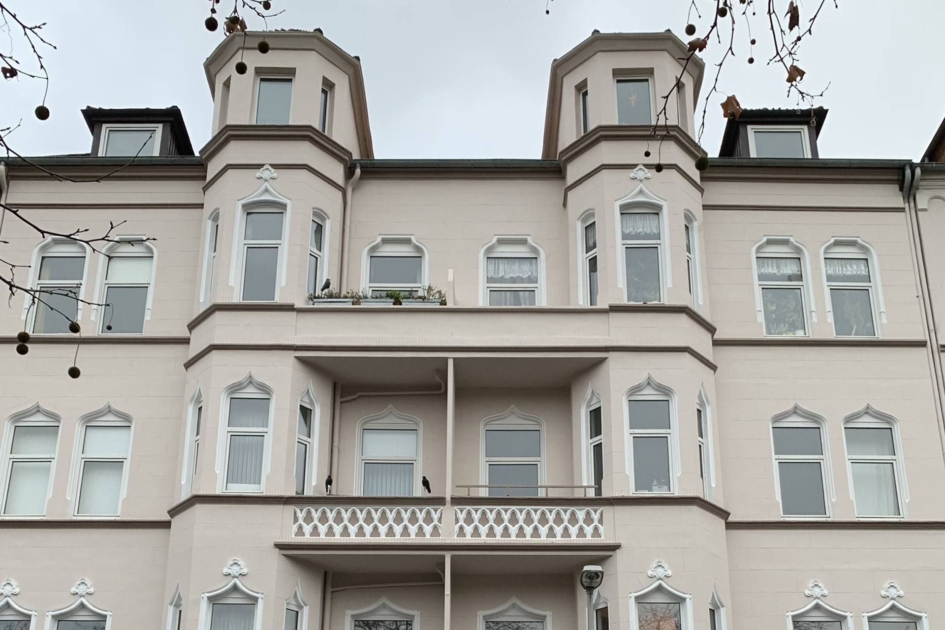 Frisch sanierte Altbaufassade mit Stuck, Erkern und Balkonen
