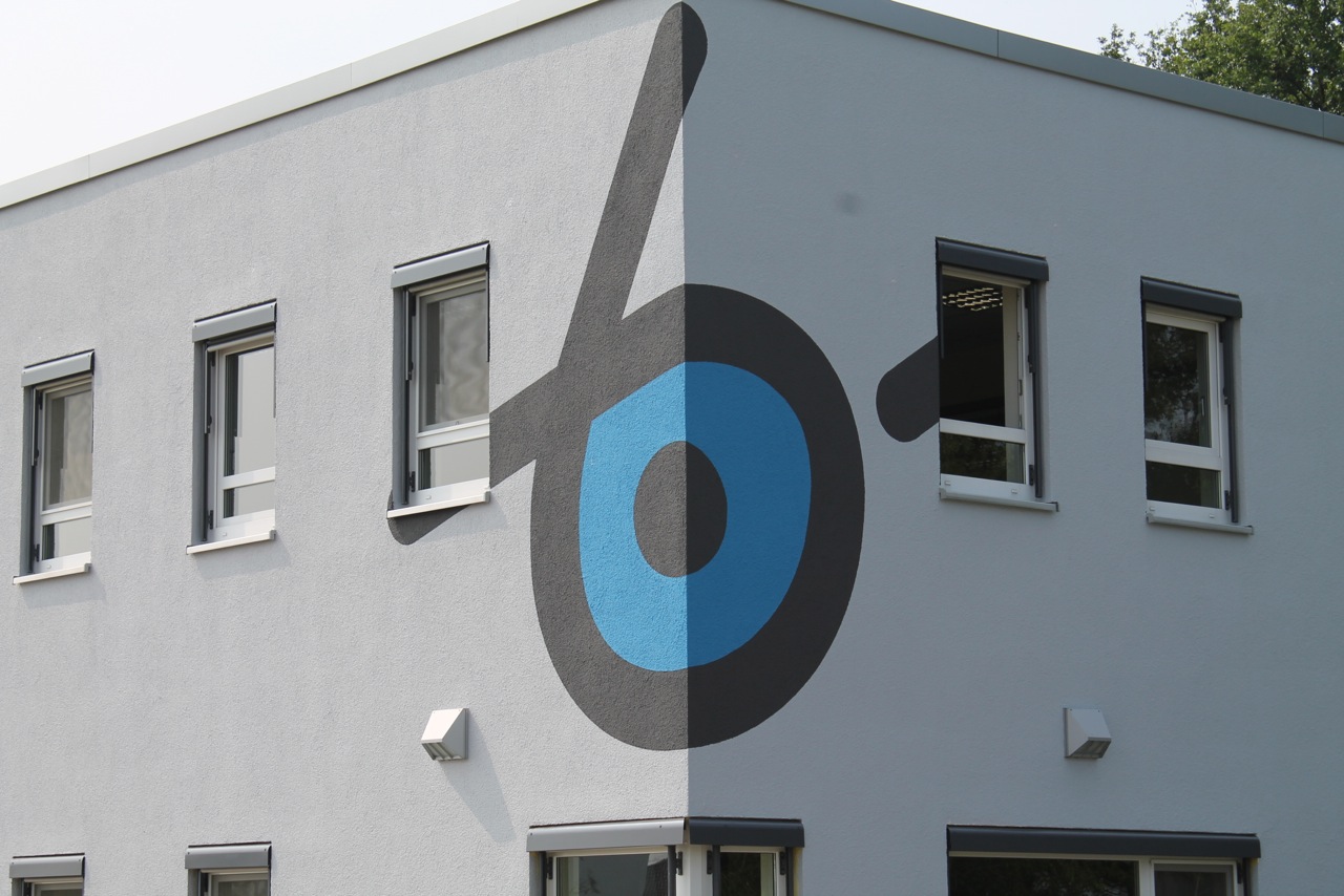 Großes Firmenlogo als Wandgestaltung auf einer Fassade