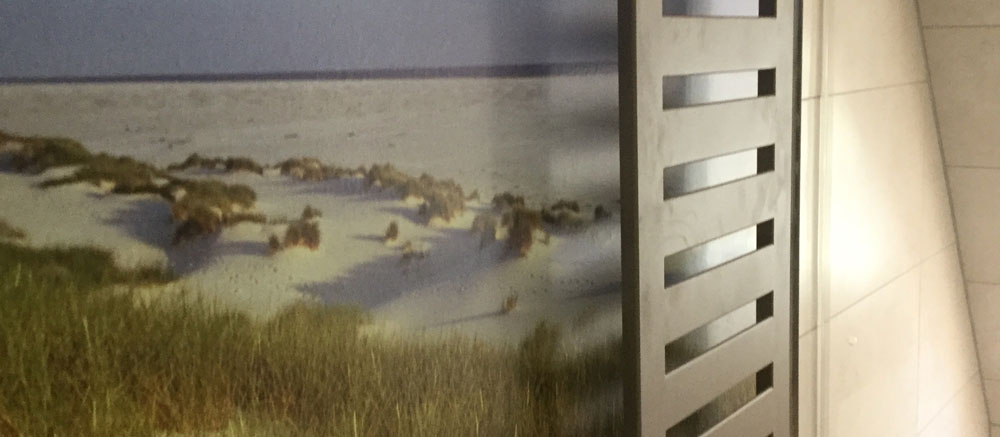 Badezimmer mit Fototapete einer Dünenlandschaft