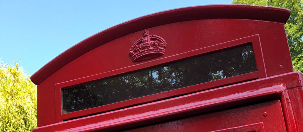Frisch in Rot lackierte englische Telefonzelle