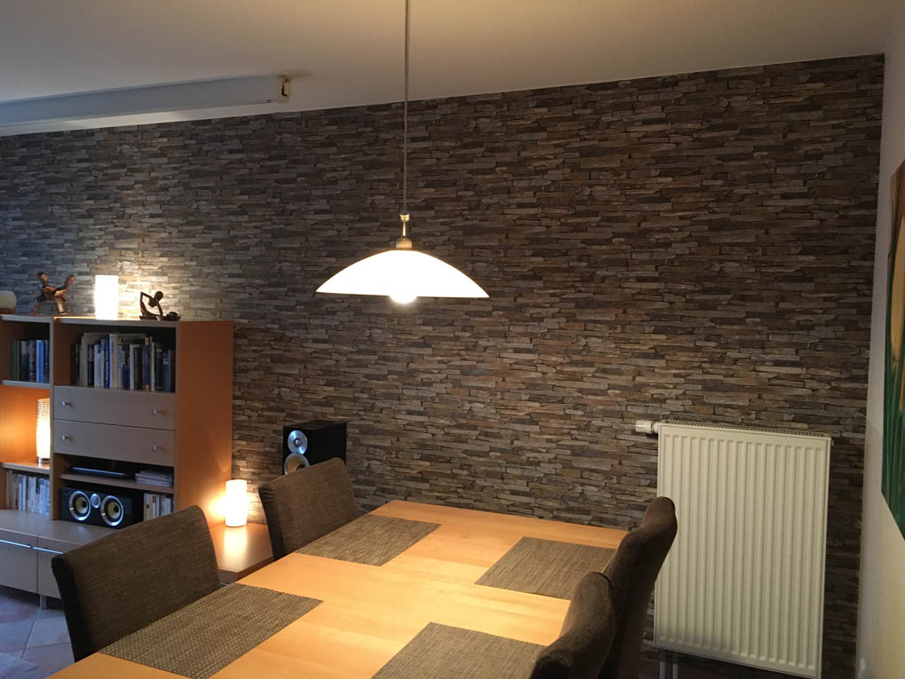 Wohnzimmer mit gestalteter Steinwand in Laatzen